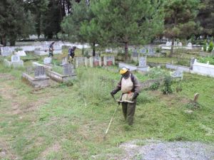 Mezarlıklar Temizleniyor