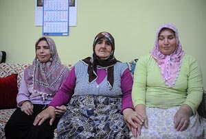 Görme engelli 3 kızına 40 yıldır ışık oluyor