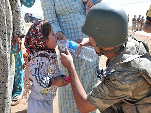 Mehmetçik sığınmacılara yardım elini uzattı