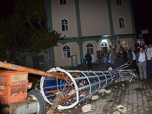 Kütahya'da fırtına minareyi devirdi