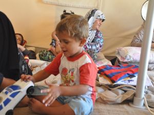 Çadır Kentteki Yetimlere Kiyafet Yardımı Yapıldı