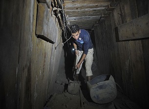 Gazze sınırında 18 tünel yıkıldı