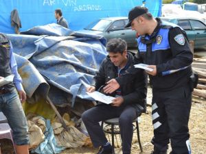 Kurban Pazarında Satıcılara Sahte Para Dersi