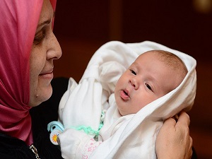 Minik hacı adayı Feyza ilgi görüyor