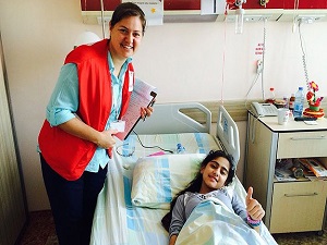 Türk Kızılayı Filistinli yaralıların elinden tutuyor