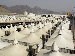 Hacı adayları Arafat’ta eller semaya kalkıyor