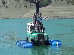 Türk yapımı hem karada hem suda giden araba