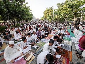 Endonezya ve Kamerun'da bayram