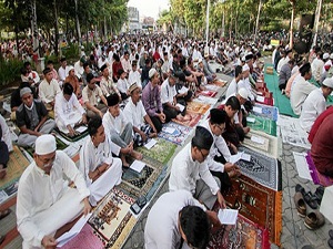 300 bin kişilik camiye sığmadılar