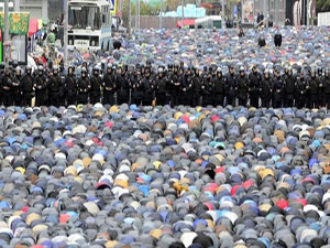 Rus polisi namaz kılanların bekçiliğini yaptı