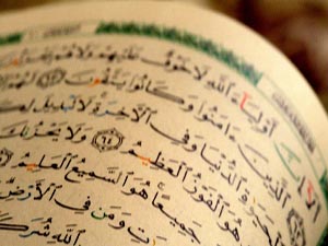 Üç ayağı üzerinde duran ve süratli koşan atlar arz edilmişti