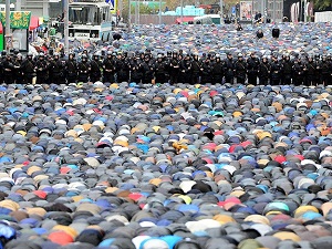 Rusya'da polis gözetiminde bayram namazı