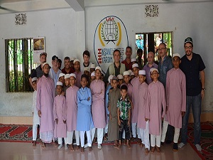 Bangladeş'te İHH ekibi yetimlerle buluştu