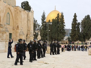 İsrail Mescid-i Aksa’da Müslümanlara saldırdı