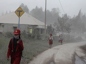 Günlerdir kül yağıyor