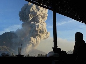 Sinabung Yanardağı'ndan püsküren kül kitlesi