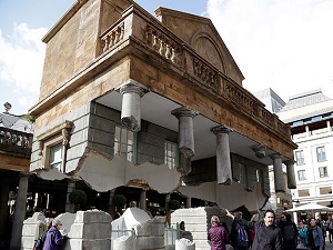 Londra'da havada duran bina