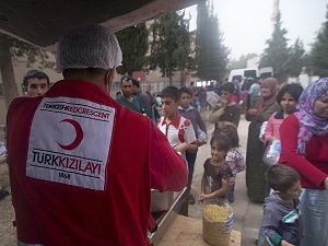 Suriyeli Kürtlere sıcak yemek Kızılay'dan