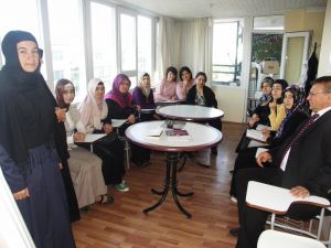 İşitme Engelli Kadınlar Kur'an Öğreniyor