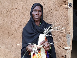 Çamur ve çalıdan yapılan evlerde yaşıyorlar