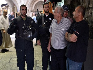 İsrail polisinden Mescid-i Aksa'ya baskın