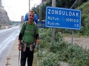 Avusturya'dan Mekke'ye yürüyerek gidiyor