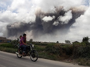Sinabung Yanardağı çevresindeki köylerde tahliye