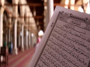 İhlâslı bir kimse olarak Allah’a kulluk et!