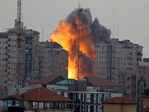 Ekmeklerini enkazdan çıkarmaya çalışıyorlar