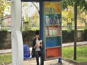 Otobüs durağında kütüphane