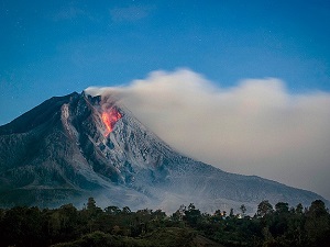 Sinabung Yanardağı'nda korkutan patlama