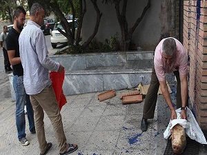 Atina'da mescit önünde domuz başı bulundu