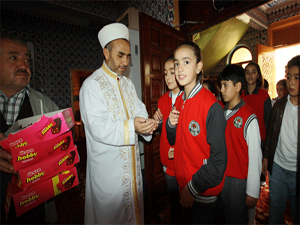 Çocuklar camilerde çikolatayla karşılandı