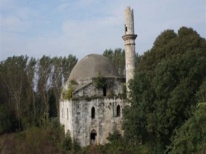 Mahzun tarihi cami taşınmayı bekliyor