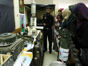 İsrail'in Gazze saldırılarında kullandığı silahlar halka gösterildi