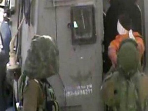 İsrail engelli çocuğa kelepçe taktı!