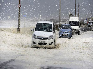 İngiltere 120 km hızla gelen kasırga ile imtihanda