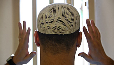 Müslüman Mahkumlar için manevi rehber görevlendirdi