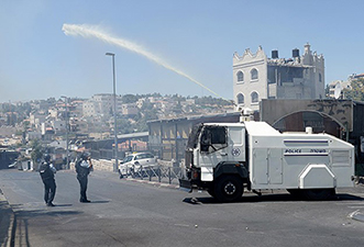 İsrail polisi namaza gidenlere lağım suyu sıktı