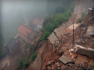 Heyelana karşı evleri çelik bariyerler koruyacak