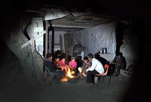 Evlerinin enkazında yaşayan Gazzeli aileler