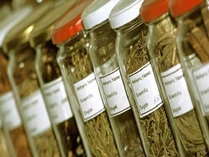 Bitkisel tedaviye doktor eli değecek