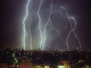 Bu ülkeye 24 saatte 80 bin yıldırım düştü