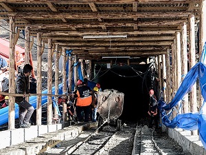 Alandaki çamur temizlenerek aşağı iniliyor