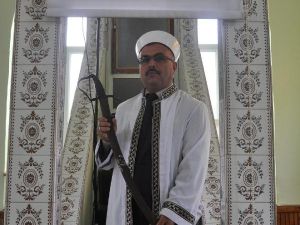 Bu Camide İmam Hutbeyi Kılıçla Okuyor