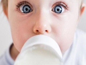 Bebekler ilk 6 ay sadece anne sütü ile beslenmeli