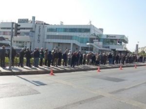 İzmir'de 65 Yaş Kartı Alabilmek İçin 400 Bin Kişi Kuyruğa Girdi