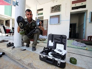 Halep'te rejim güçlerine gaz maskesi dağıtıldı