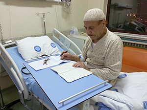 Badıllı ağabey hastane odasında çalışıyor