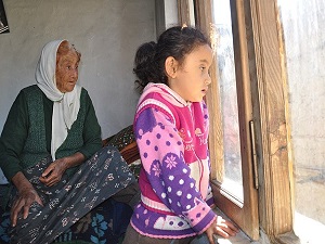 Pencerenin önünde oğlunun yolunu gözlüyor